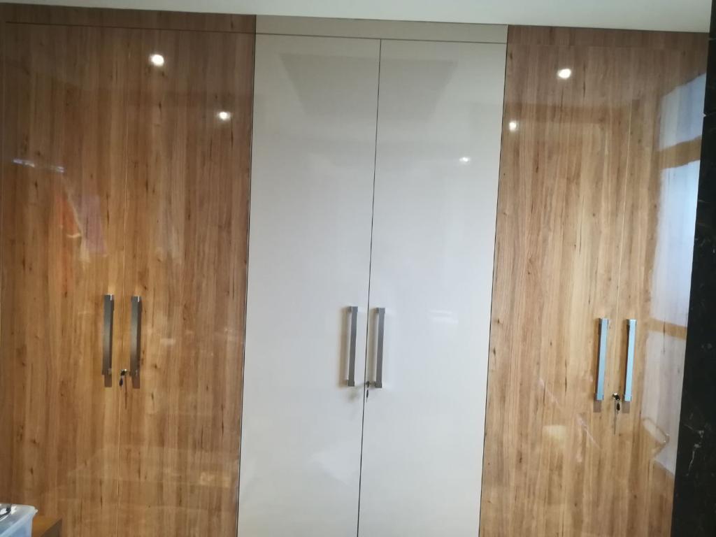 collection-gallery-pictures-of-wardrobes-designs-in-delhi-new-delhi-wooden-wardrobe-manufacturers-dealers-suppliers-in-delhi